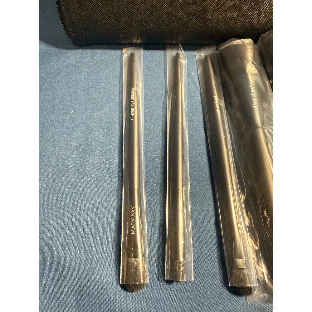 Mary Kay Essential Brush Collection 5 Brushes & Bag‎ NWT